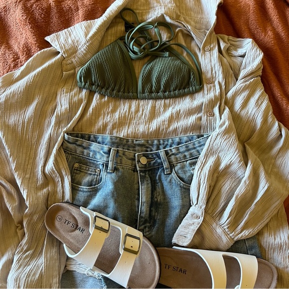 Super cute Dazy oversized beige flowy button down - Picture 1 of 5
